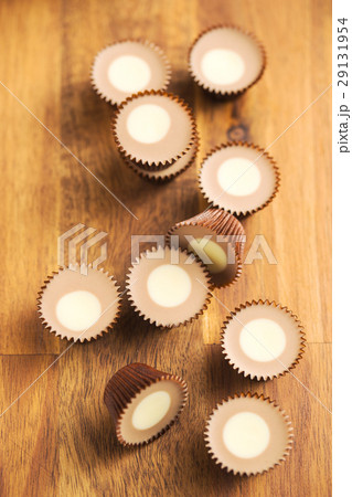 Sweet chocolate pralines. 29131954