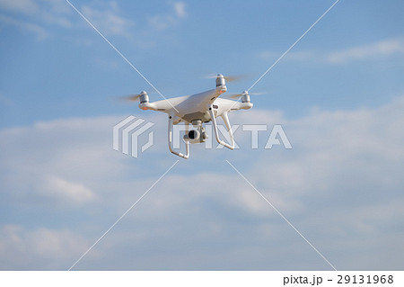 ドローンを操縦 29131968