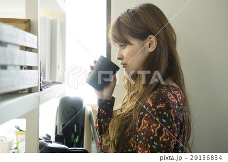 ロングヘアの20代女性 29136834