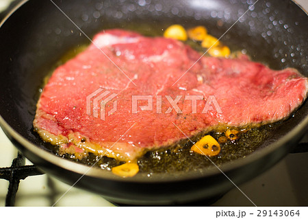 フライパンでステーキ フライパンでステーキ 29143064