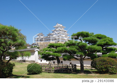 夏の姫路城と青空 西の丸庭園より の写真素材