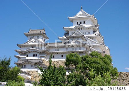 夏の姫路城と青空 西の丸庭園より の写真素材