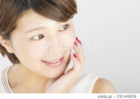 ビューティー 微笑みの若い女性 横顔 ビューティー 微笑みの若い女性 横顔 29144856