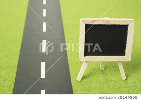 道路とミニ黒板の置物 29144969