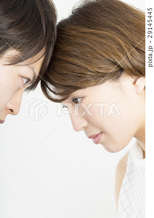 幸せカップル 額を寄せ合い誓い合うイメージ 向き合うの写真素材