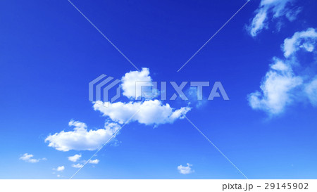 青空 空 雲 冬の空 背景 背景素材 2月 コピースペースの写真素材