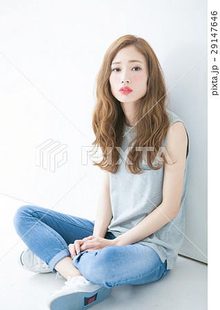 若い女性のヘアサロンイメージ 29147646