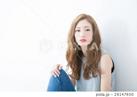 若い女性のヘアサロンイメージ 29147650