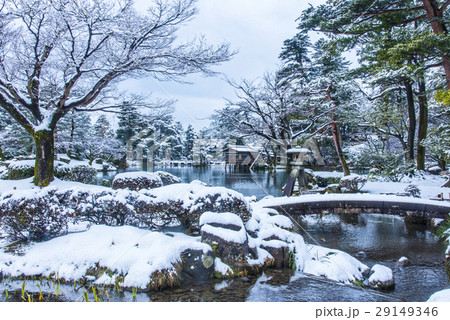 雪の兼六園 29149346