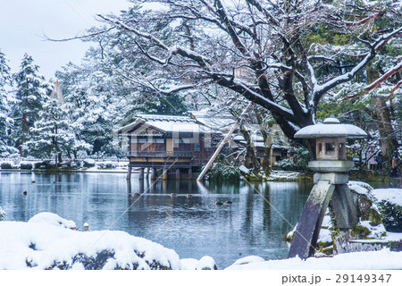 雪の兼六園 29149347