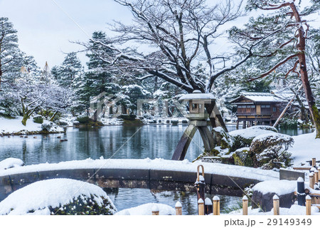 雪の兼六園 29149349