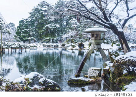 雪の兼六園 29149353