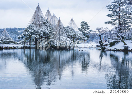 雪の兼六園 29149360