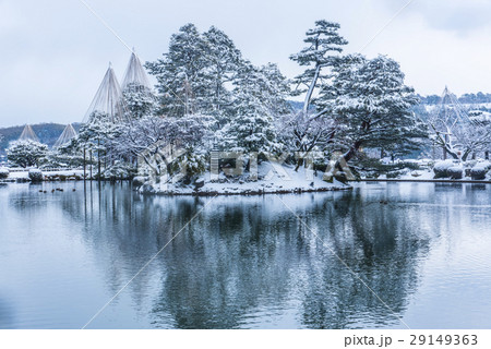 雪の兼六園 29149363