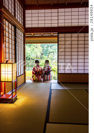 和室の行灯と和装姿イメージ 29149934