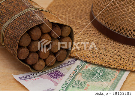 Siesta - cigars, straw hat and Cuban banknotes 29155285