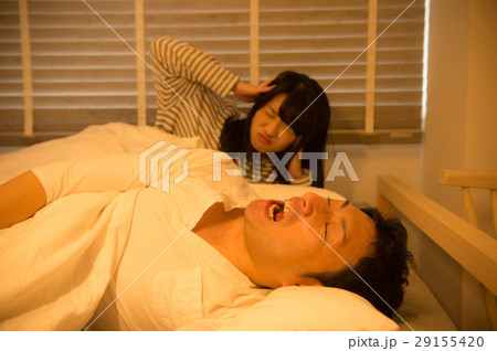 夫のイビキがうるさくて眠れない妻 29155420