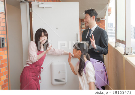 玄関で家族を見送る主婦の写真素材 29155472 Pixta