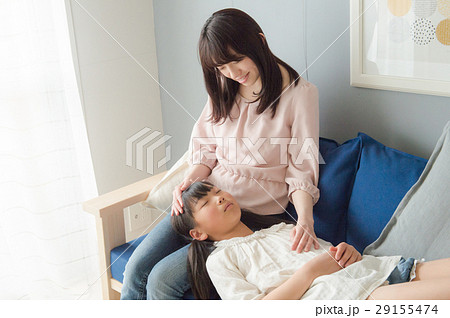 ママの膝枕で眠る女の子 ママの膝枕で眠る女の子 29155474