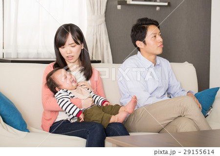 育児に無関心な夫と母子 育児に無関心な夫と母子 29155614