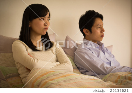 寝室で喧嘩するカップル 寝室で喧嘩するカップル 29155621