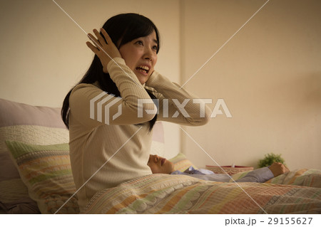 イビキがうるさくて眠れない女性 イビキがうるさくて眠れない女性 29155627
