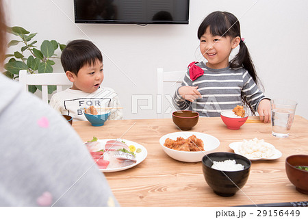 家族で食事 家族で食事 29156449