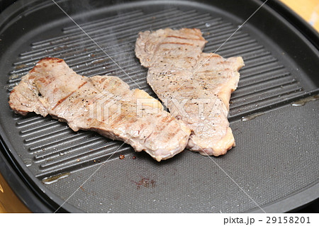 牛肉イメージ　焼きステーキ 29158201