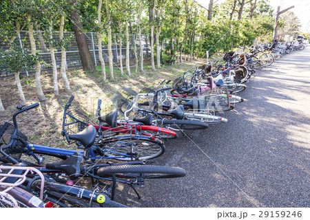 倒れる自転車の写真素材