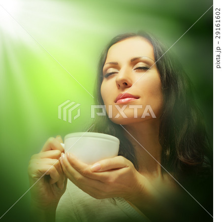 Beautiful woman drinking green tea 29161602