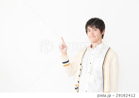 指さしする若い男性 29162412