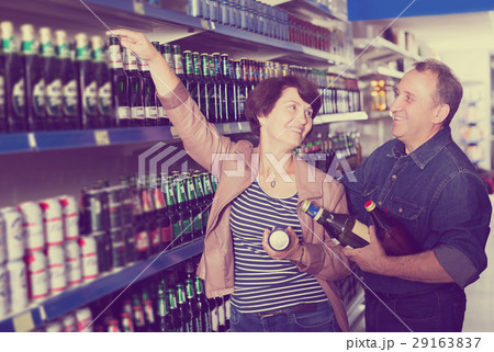 Couple shooses beer in store Couple shooses beer in store 29163837