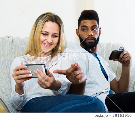 Couple having problems becouse phones 29163916