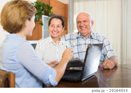 Senior couple with social worker at home 29164054