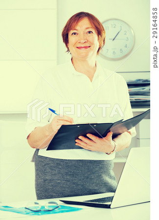 Manager ready for visitors 29164858