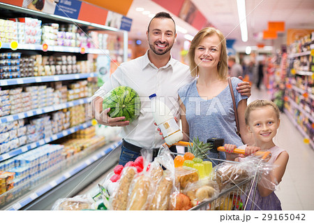 Family holding shopping 29165042