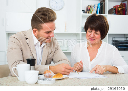 Man and woman with coffee 29165050