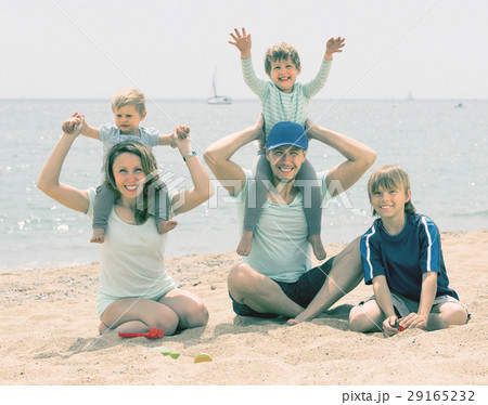 Parents with kids at seaside Parents with kids at seaside 29165232