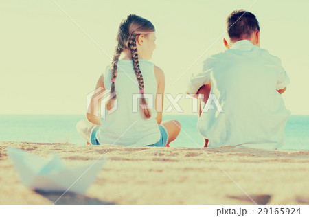 two kids sitting back two kids sitting back 29165924