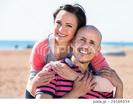 Couple gladly hugging each other and enjoying the beach 29166054
