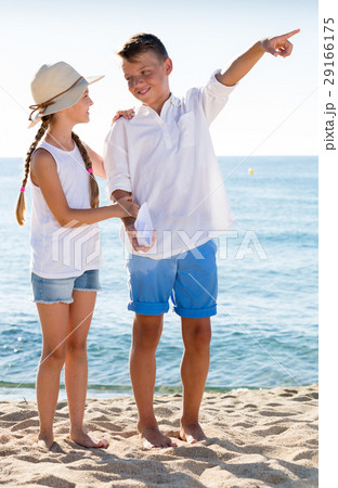 two kids pointing aside two kids pointing aside 29166175
