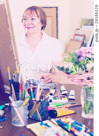 senior woman painting picture 29166326