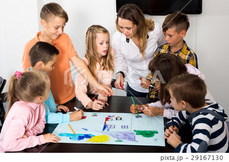 Team of elementary age children drawing Team of elementary age children drawing 29167130