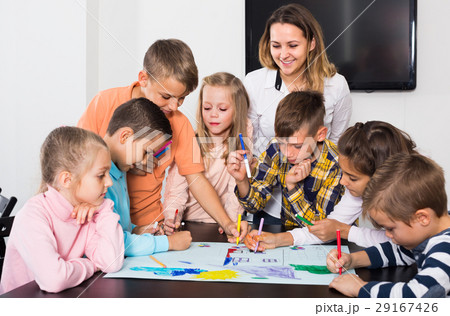 Professor and children drawing 29167426