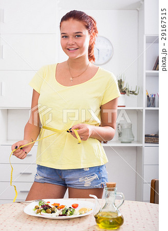 girl with measuring tape 29167515