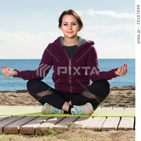 girl exercising on exercise mat outdoor girl exercising on exercise mat outdoor 29167699