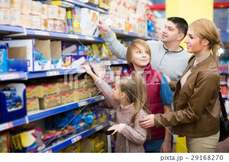 Family choosing cereal in supermarket. 29168270