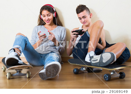 Girl and boy playing games online Girl and boy playing games online 29169149