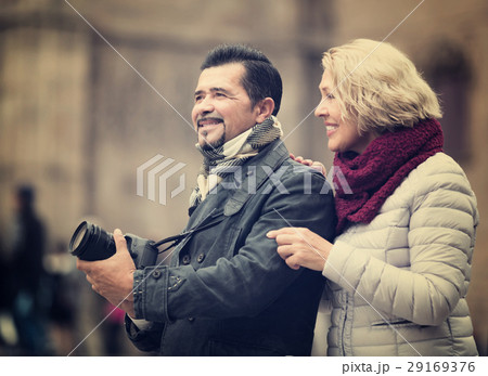 Senior couple sightseeing Senior couple sightseeing 29169376