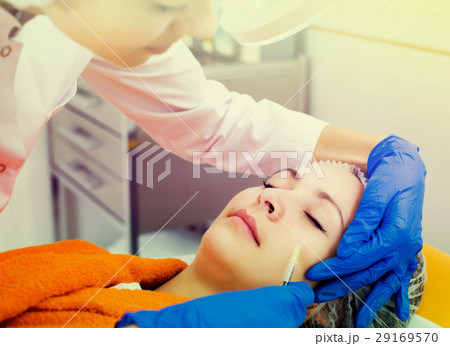 Doctor using injection Doctor using injection 29169570